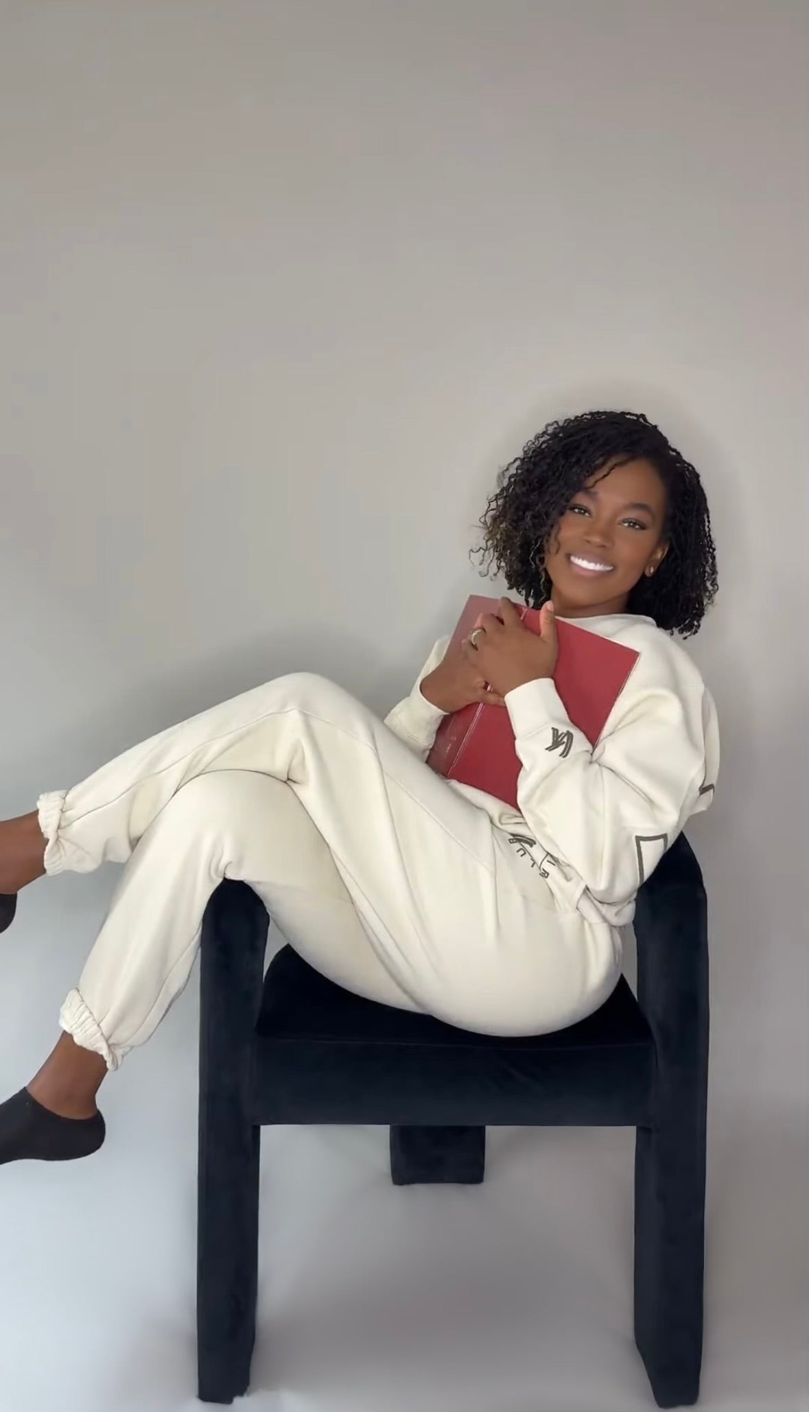 Lively White SET (Sweatshirt + Joggers)